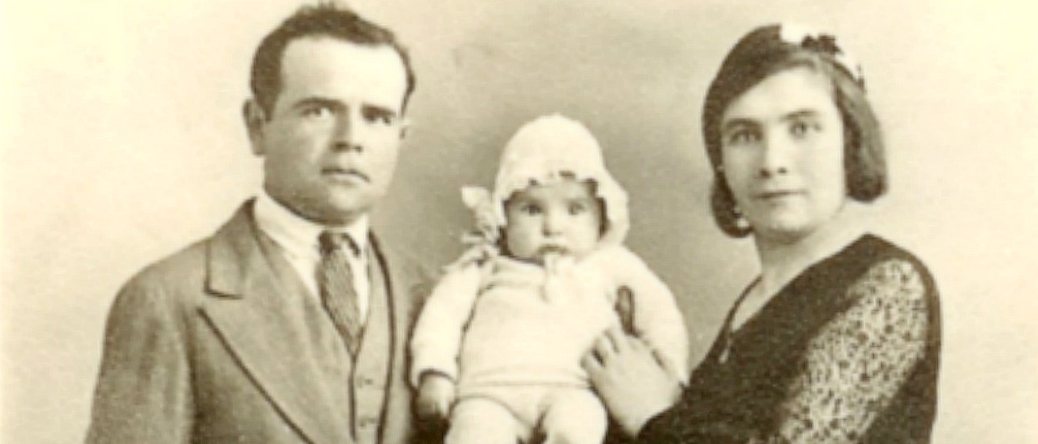 David et Régina Storch et leur fille Charlotte, âgée de quelques mois (1933). Archives familiales David et Régina Storch et leur fille Charlotte, âgée de quelques mois (1933). Archives familiales
