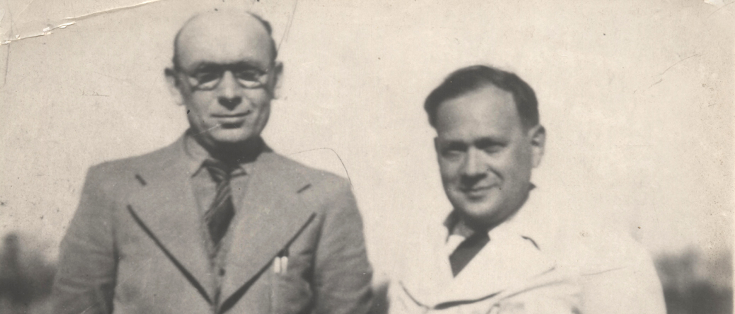 Israël Cendorf et Mendel Zemelman (à droite), respectivement auteur et compositeur du Chant de Pithiviers (entre mai 1941 et juin 1942, sd, camp de Pithiviers). Archives familiales Israël Cendorf et Mendel Zemelman (à droite), respectivement auteur et compositeur du Chant de Pithiviers (entre mai 1941 et juin 1942, sd, camp de Pithiviers). Archives familiales