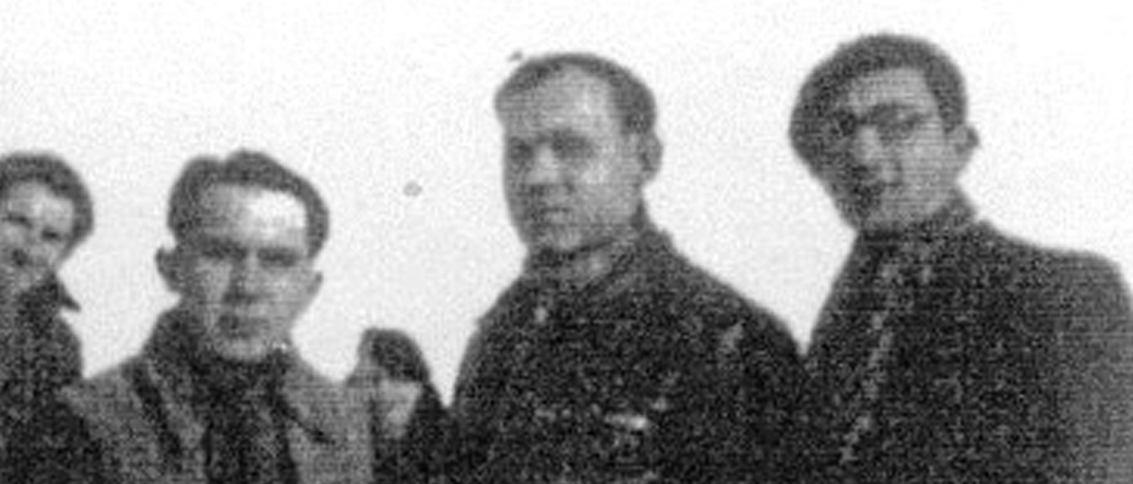 Au camp de Pithiviers. Luzer Biglaizer est à droite, avec une casquette (hiver 1941-1942, sd). Archives familiales Au camp de Pithiviers. Luzer Biglaizer est à droite, avec une casquette (hiver 1941-1942, sd). Archives familiales